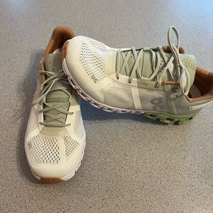 On Cloudflow Running Shoes